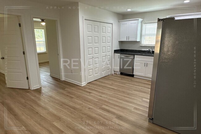 Building Photo - **OPEN HOUSE 08/17 1-3PM** 4 Bed/2 Bath Ho...