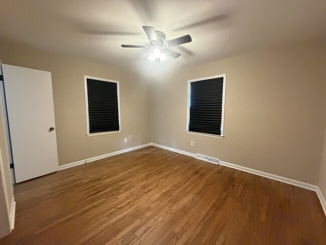 Building Photo - 120 Pinewood Dr