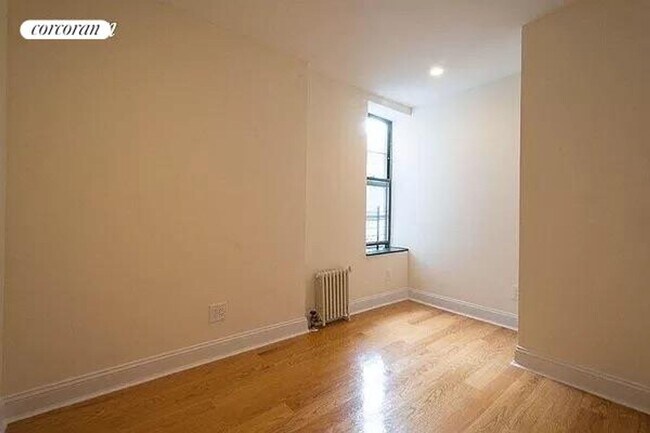 Building Photo - 373 S 4th St