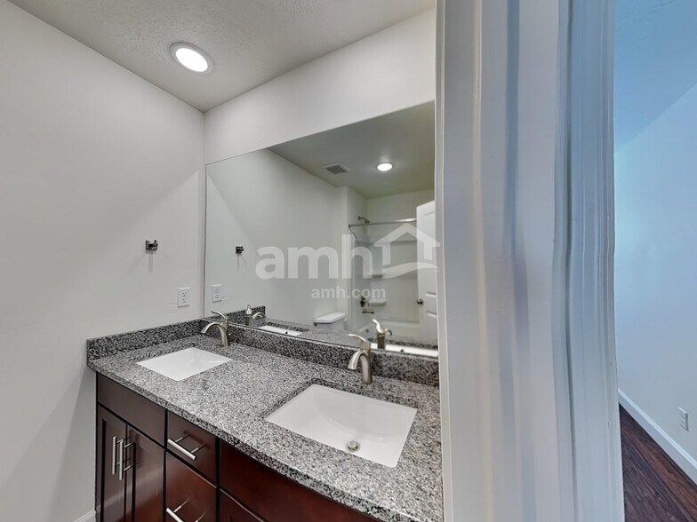 Building Photo - 6088 S Jordan Pkwy W