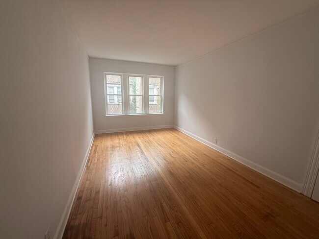 Building Photo - 7342 N Damen Ave