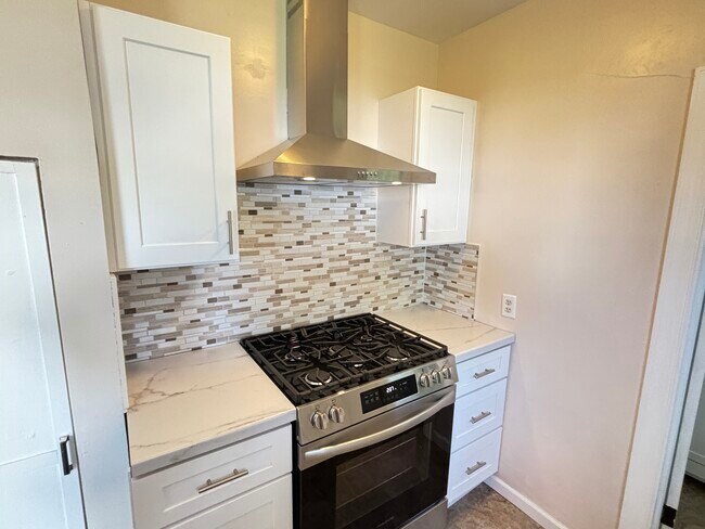 Kitchen - 311 W Roosevelt St