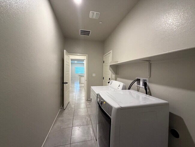 Building Photo - GATED 4 BED 2.5 BATH 2 CAR GARAGE SINGLE FAMILY HOME w/ LOFT, BEDROOM DOWNSTAIRS, NEXT TO COMMUNI...