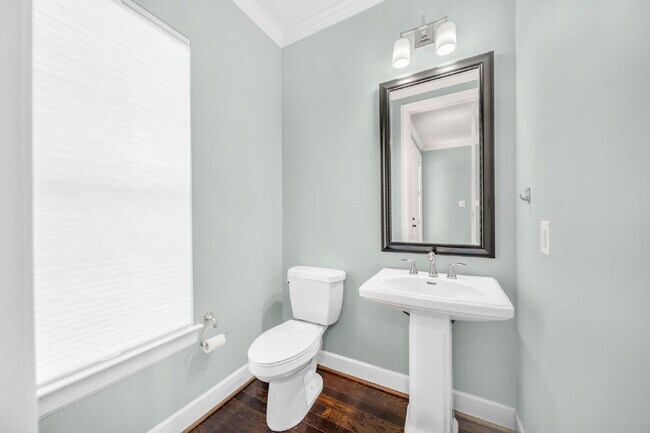 Building Photo - Nestled in the heart of Creekside Park - T...