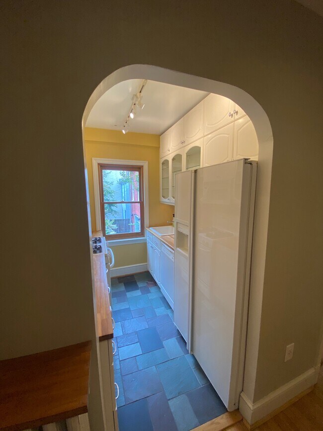 Building Photo - 909 E St SE