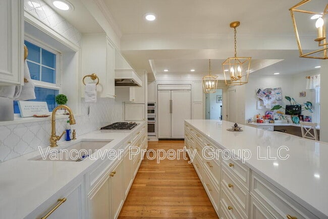 Building Photo - 309 W 37th St