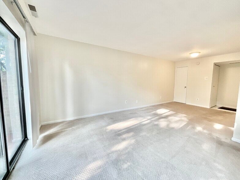 Living/Dining Room - 3024 Gentain Ct NE