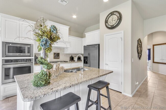 Building Photo - Beautiful 4 Bed 2 Bath Home with 2 car gar...