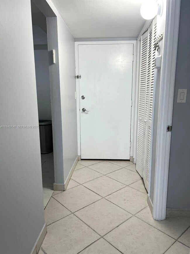 Building Photo - 1301 NE Miami Gardens Dr