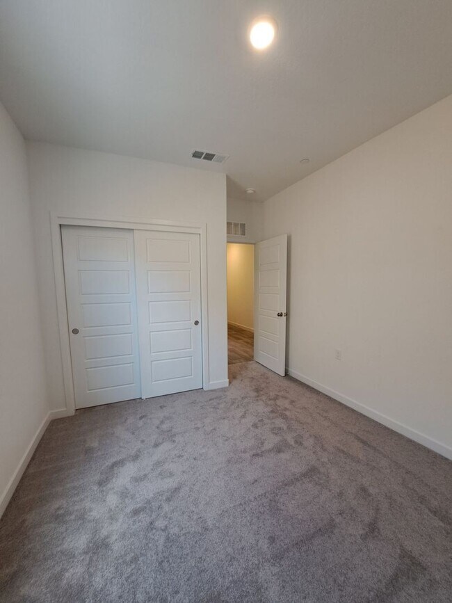 Building Photo - Beautifully Built Home! 3 bed, 2 bath