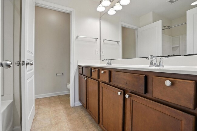 Building Photo - WONDERFUL TOWNHOUSE IN CARY-3 BEDROOMS 2 1...