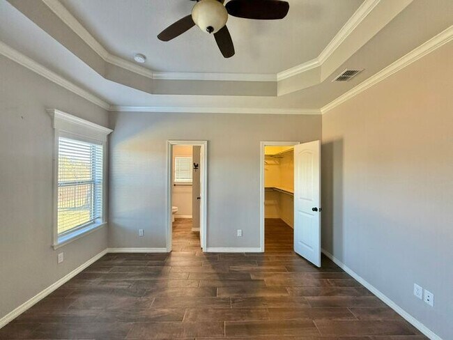 Building Photo - Beautiful 3-Bedroom, 2-Bath Home with Mode...