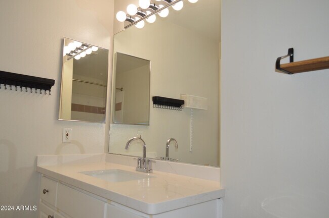 Building Photo - 1701 E Colter St