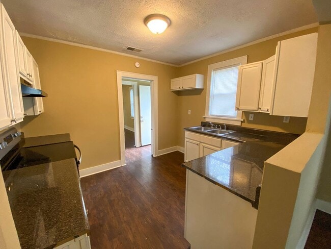 Building Photo - 3 bed, 2 bath near Highland and Spottswood