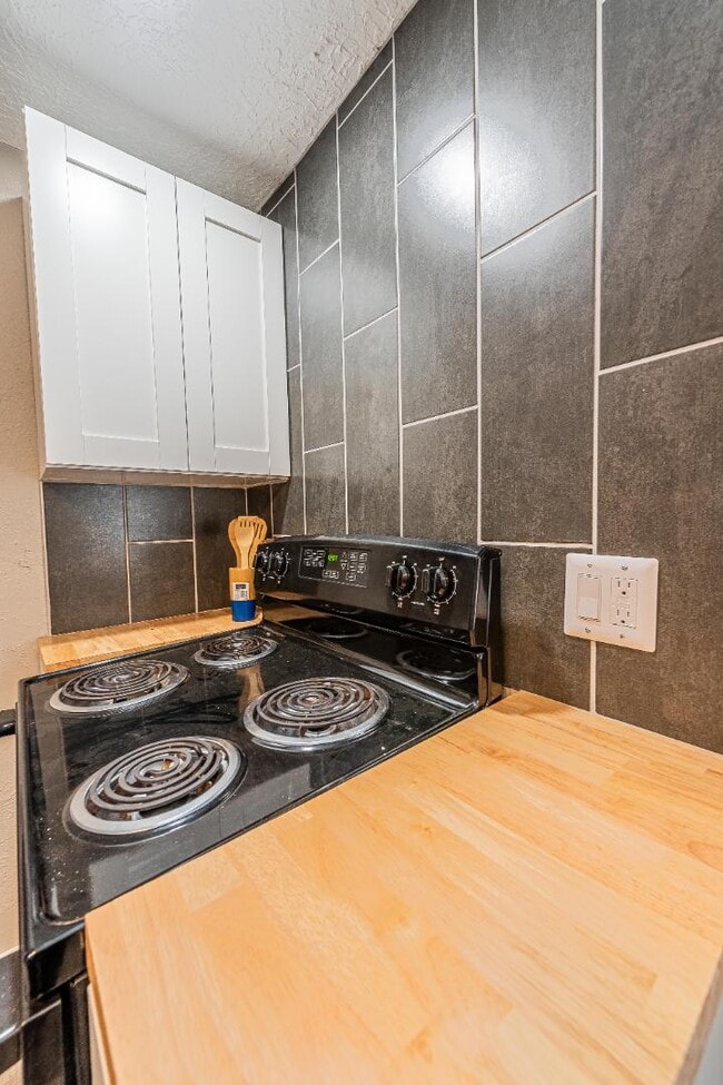 Building Photo - 704 Pacific Ave SW