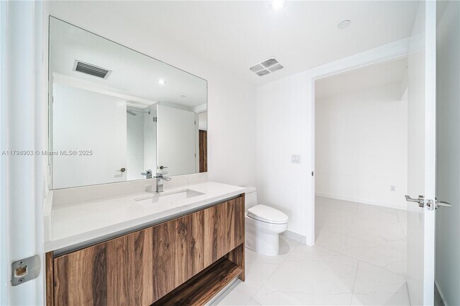 Building Photo - 9901 W Bay Harbor Dr