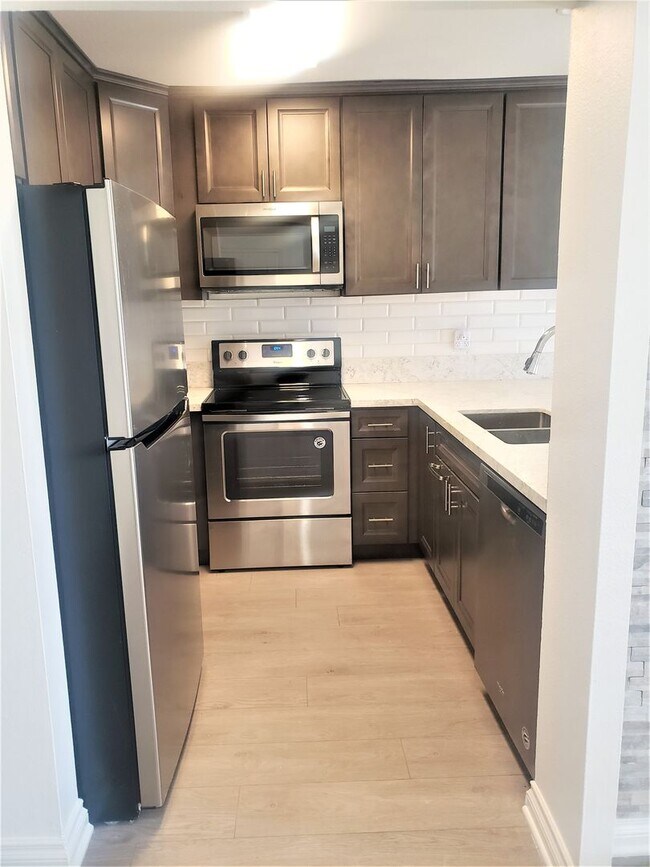 Building Photo - Recently Remodeled 2 bedroom