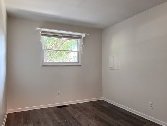 Building Photo - 3005 Tansel Rd