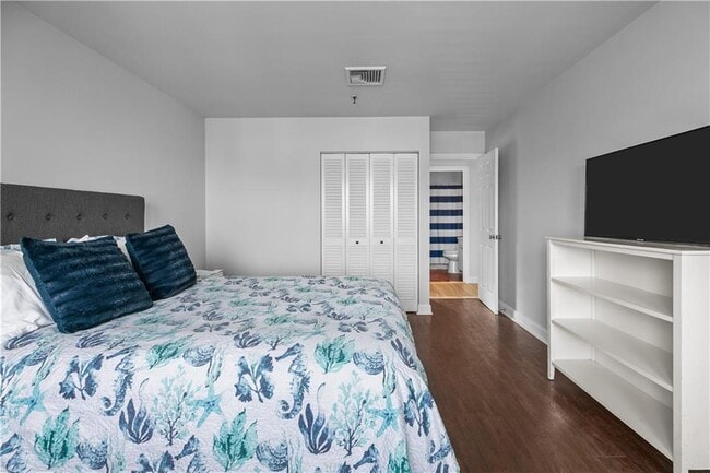 Building Photo - 580 Thames St