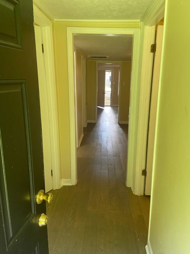 Building Photo - **UPCOMING**3 BEDROOM  / 1 BATHROOM HOUSE ...