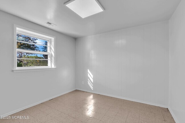 Building Photo - 16 Burdge Dr