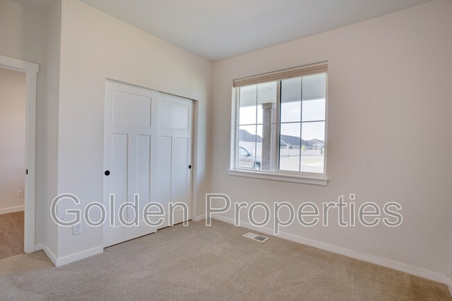 Building Photo - 2172 W Camus Dr