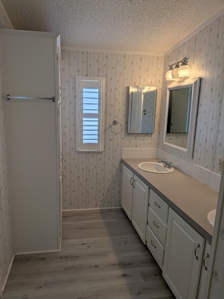 Building Photo - 215 Tiger Lilly Dr