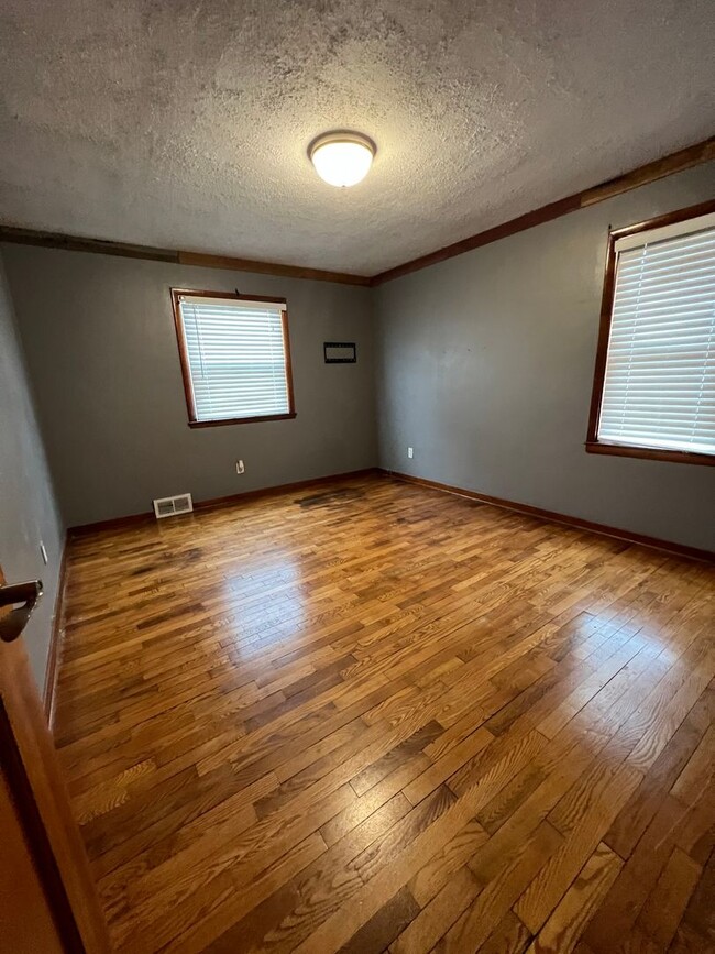 Building Photo - 3022 Losey Blvd S