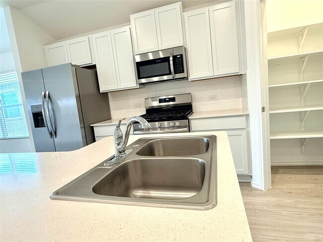 Building Photo - 289 Sormonne Lp