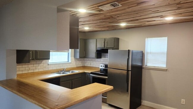 Building Photo - 2807 W Slaughter Ln