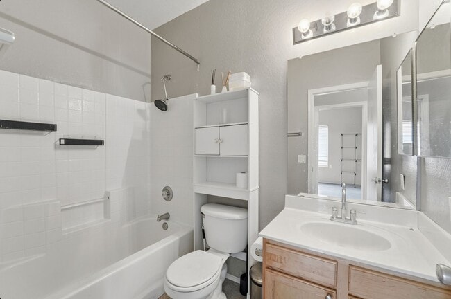 Building Photo - Bright 3-Bed Townhouse in Quiet Gated Community Near ASU