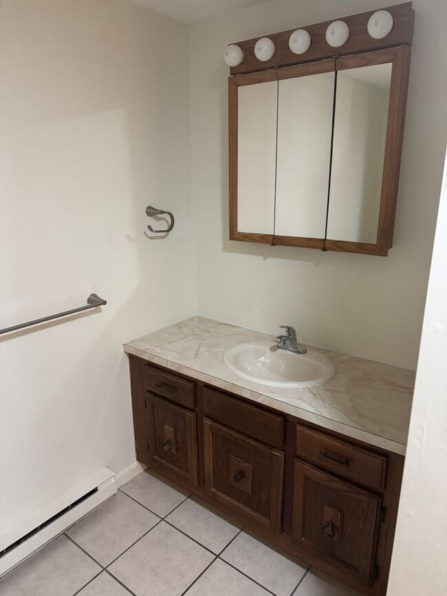 Building Photo - 9-11 Oakview Dr