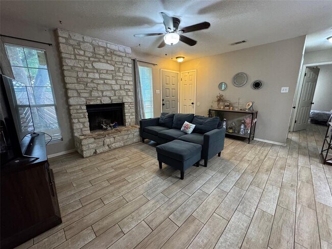 Building Photo - 401 Cypress Ln
