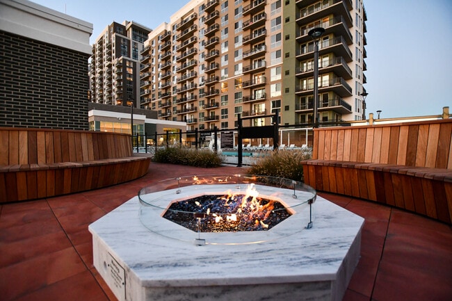 Building Photo - 2 Hbr Pt Rd S