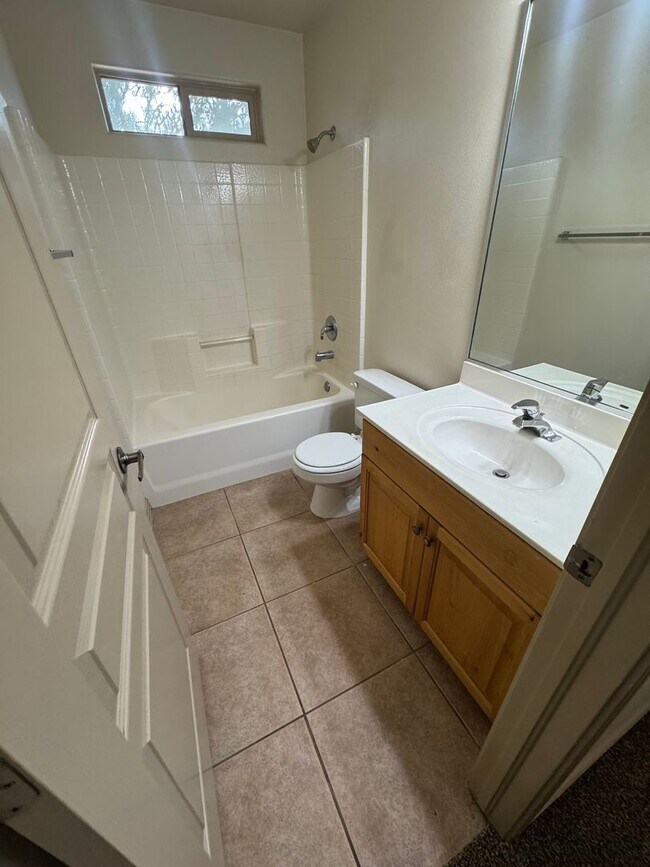 Building Photo - Nice home in Painted Desert! PET FRIENDLY!!