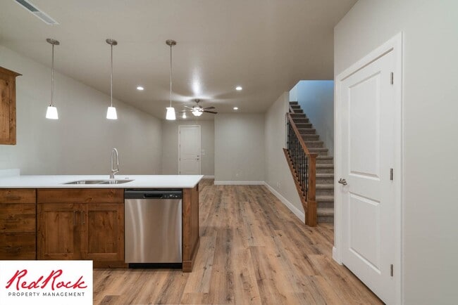 Building Photo - Newer Townhome in Hurricane Heights