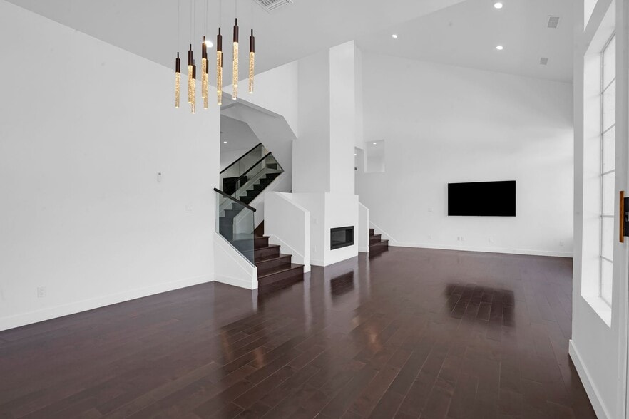 Building Photo - Experience Modern Luxury in this Stunning 4-Bedroom Smart Home in the Heart of 90027