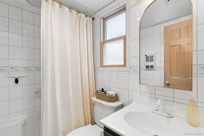 Building Photo - 1050 Pine Ave