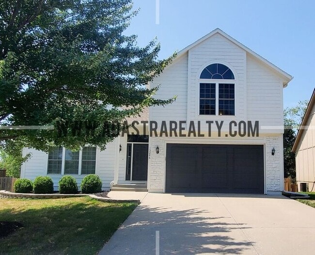 Building Photo - Gorgeous Updated Home in Blue Valley, South Overland Park-Available NOW!!