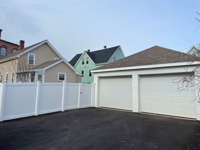 Building Photo - Spacious Single Family Home on Hyde Park A...