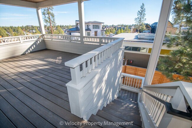 Building Photo - Brand New 1 Bedroom in Discovery West Neighborhood!