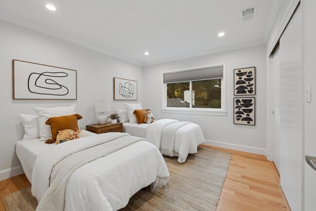 Building Photo - 243 Selby Ln