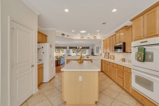 Building Photo - "Spacious Golf and Lagoon View 2 Bed, 2 Bath Rental Home in Sun City!