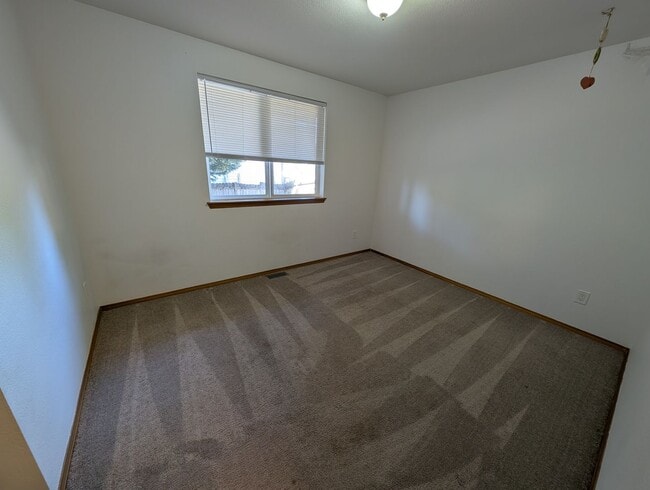Building Photo - Well Maintained PO 3 Bedroom, HUGE FENCED ...