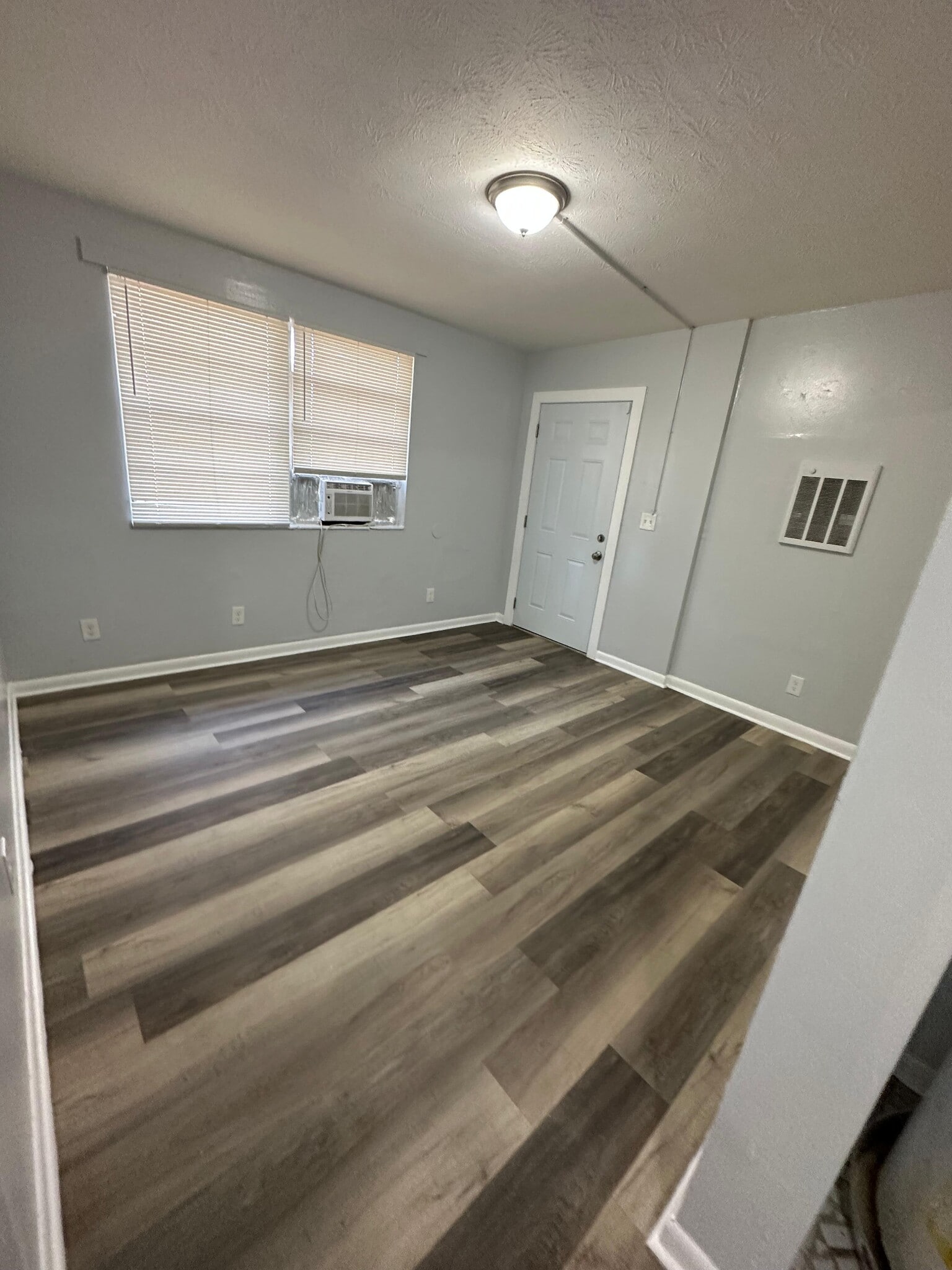 Building Photo - 1625 W 26th St