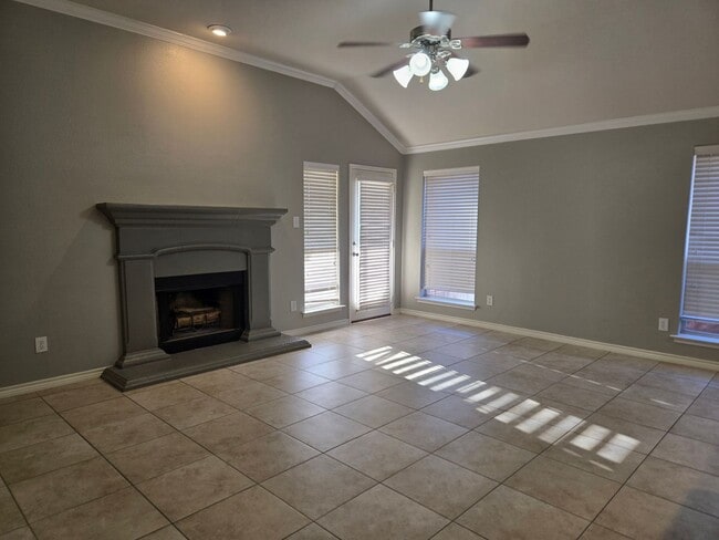 Building Photo - Adorable 4/2/2 with Fireplace