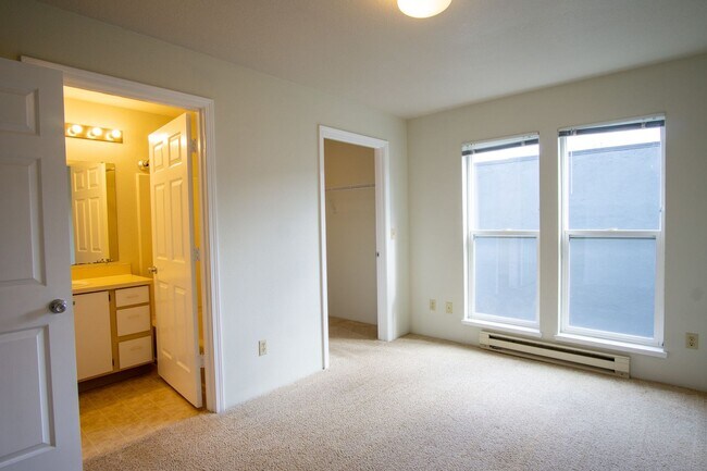 Building Photo - Lair Hill: Great 2 Bed 2 Bath with DW, W/D...