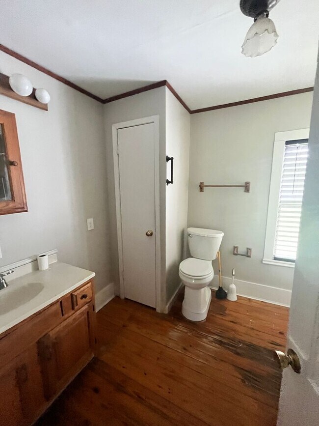 Building Photo - Beautiful 3/2 Farmhouse on Acreage