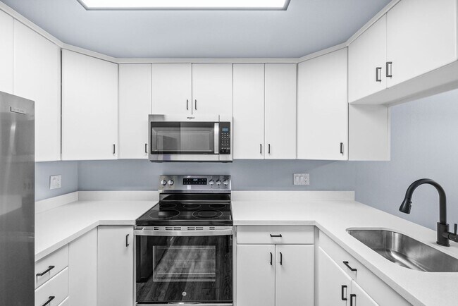 Building Photo - Large Remodeled 2bd, 1ba Condo Available i...