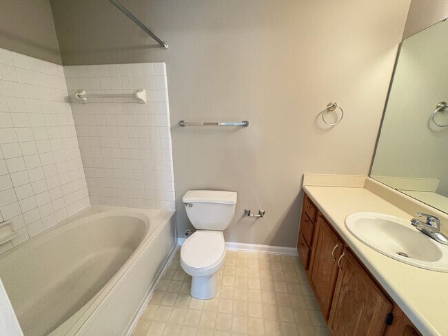 Building Photo - 2 Bedroom, 2 Bathroom Condo in High Point!